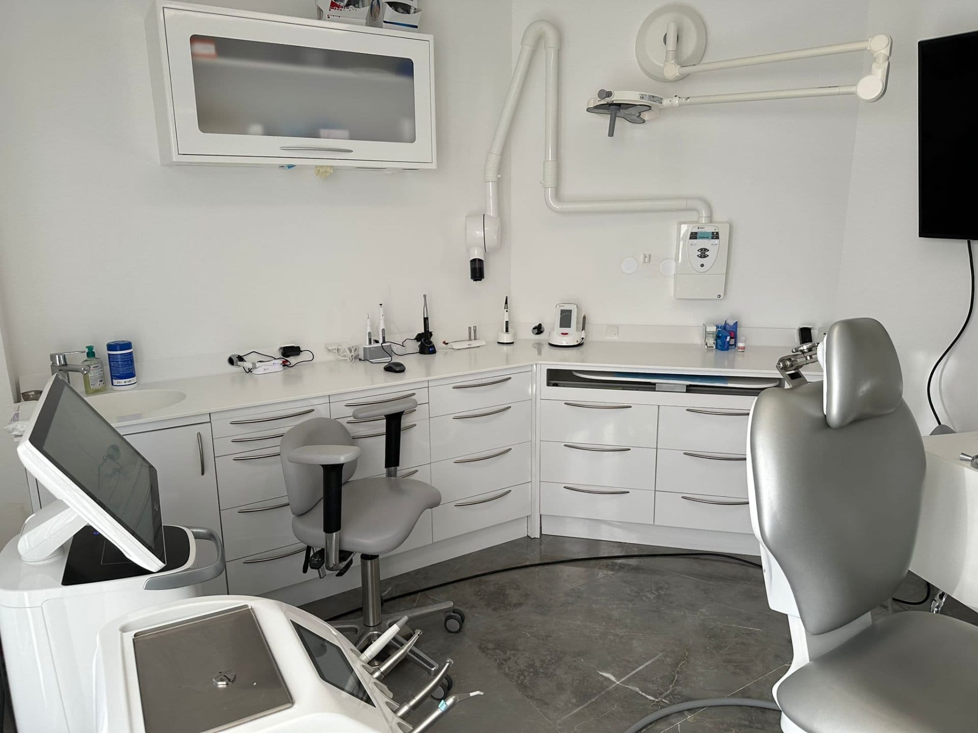 Espace de travail lumineux et moderne